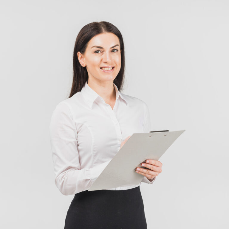 mujer-de-negocios-de-pie-con-portapapeles