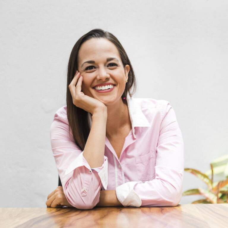 vista-frontal-mujer-sentada-en-su-escritorio