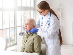 Médico analizando un potencial linfoma