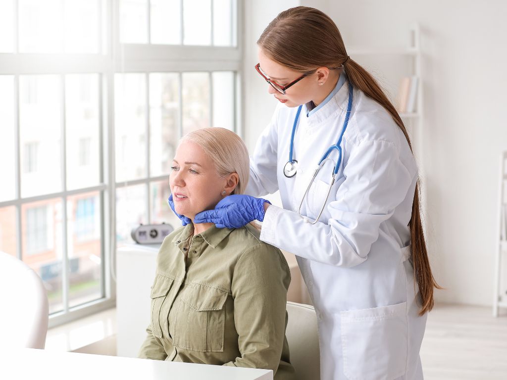 Médico analizando un potencial linfoma