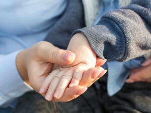 Imagen de manos para ilustrar Hemiplejia alternante de la infancia